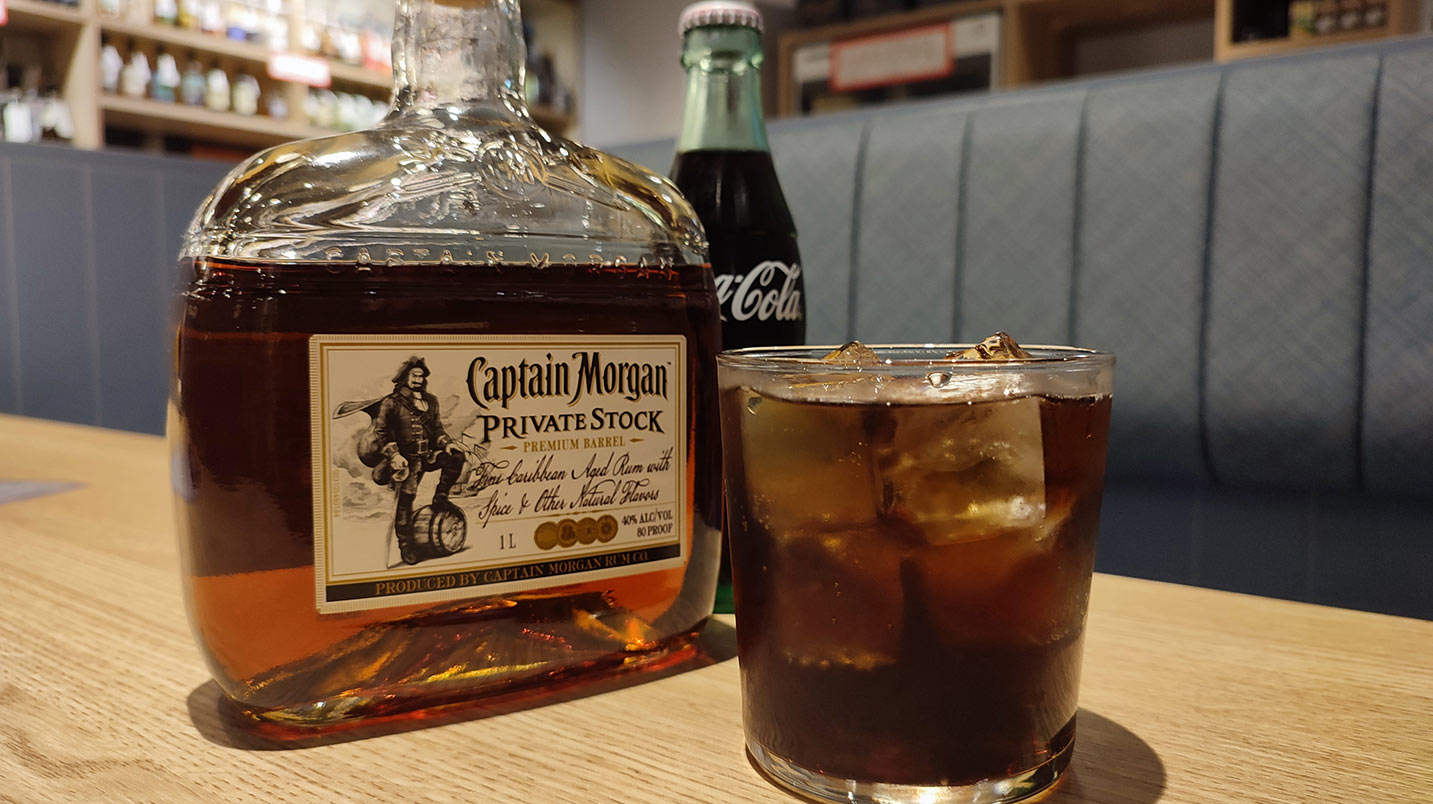 カリブ海で生まれたラムを飲みながら、映画『パイレーツ・オブ・カリビアン』で味わう家飲み時間