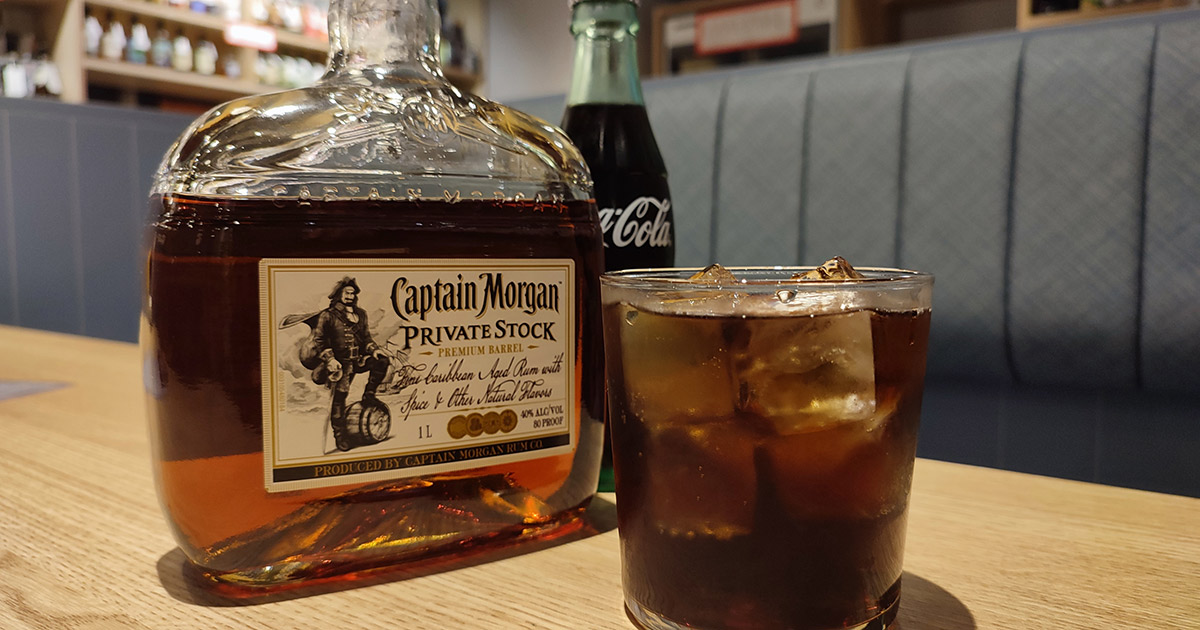 カリブ海で生まれたラムを飲みながら、映画『パイレーツ・オブ